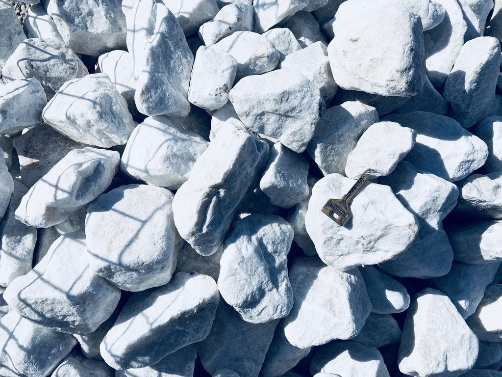 Witte steen voor schanskorven